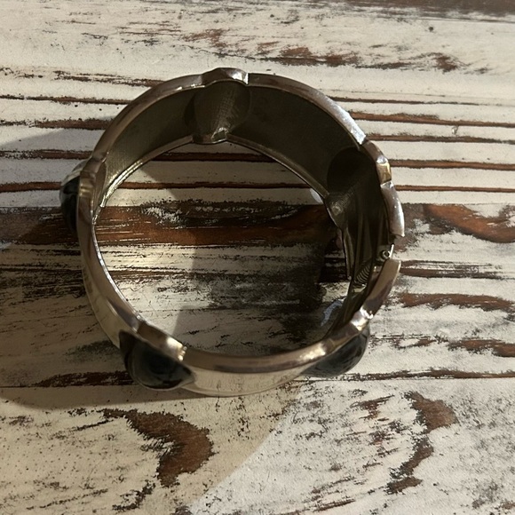 Vintage 80s Oversized Black and Cream Enamel Hinge Cuff Bracelet - Picture 6 of 8